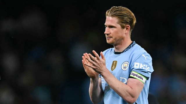 Le milieu de terrain belge de Manchester City, 7 Kevin De Bruyne, applaudit les supporters après avoir disputé son dernier match avec Manchester City à l’Etihad Stadium, le 20 mai 2025.