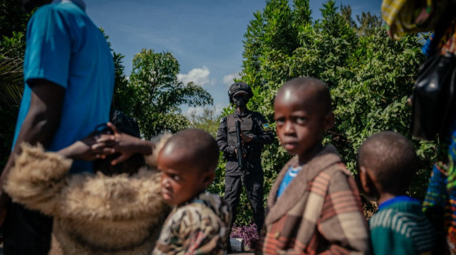 Un agent frontalier rwandais monte la garde alors que des personnes déplacées pour un contrôle après avoir été déposées à la frontière entre la République démocratique du Congo et le Rwanda, à Goma, le 19 mai 2025.