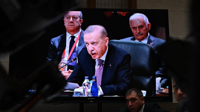L'écran du centre de presse montre le président turc Recep Tayyip Erdogan lors du sommet informel de l'Organisation des États turcs le 21 mai 2025 au centre culturel Varkert Bazar à Budapest.