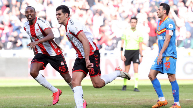 Trendyol Süper Lig'in 27. haftasında Net Global Sivasspor ile Göztepe, BG Grup 4 Eylül Stadyumu'nda karşılaştı. Sivassporlu futbolcu Bekir Turaç Böke (sol 2) gol sevinci yaşadı.