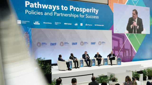 Sur scène, de gauche à droite, Nigel Clarke, directeur général adjoint du FMI, Romauld Wadagani, ministre des Finances du Bénin, Kyriakos Pierrakakis, ministre grec des Finances, Masood Ahmed, économiste pakistanais et britannique, et Carlos Fernández Valdovinos, ministre des Finances du Paraguay, participent à une discussion sur "Les voies de la prospérité : Politiques et partenariats pour la réussite" lors des réunions de printemps du FMI et du groupe de la Banque mondiale au siège du FMI à Washington, DC, le 23 avril 2025.