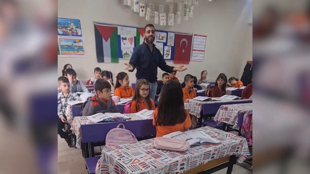 Öğrencilerine Allah'ın emirlerini anlatan sınıf öğretmeni İslam düşmanlarını rahatsız etti