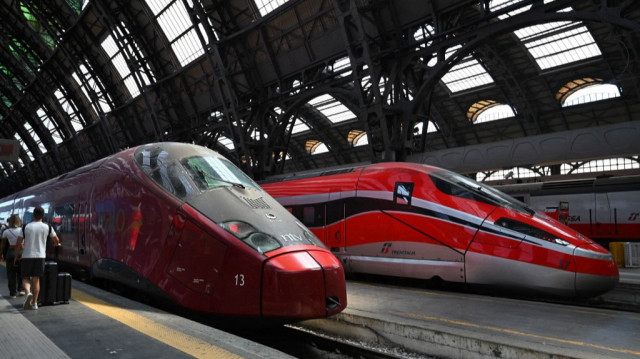 Un train à grande vitesse Freccia Rossa (Flèche rouge) de l'opérateur ferroviaire Trenitalia à la gare centrale de Milan.