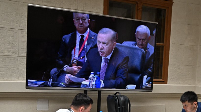L'écran du centre de presse montre le président turc Recep Tayyip Erdogan lors du sommet informel de l'Organisation des États turcs le 21 mai 2025 au centre culturel Varkert Bazar à Budapest.