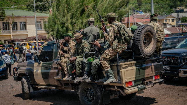 Des soldats rebelles du M23 montent à bord de pick-up pour escorter les véhicules du coordinateur Corneille Nanga et du gouverneur Erasto après avoir assisté à un service d'action de grâce organisé par l'administration du M23/AFC à Goma, le 18 mai 2025.