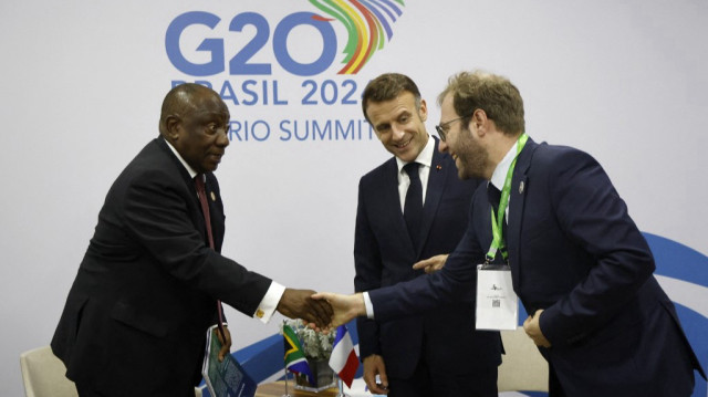 Le président sud-africain Cyril Ramaphosa (G) serre la main du ministre français de l'Économie Antoine Armand sous le regard du président français Emmanuel Macron lors d'une réunion bilatérale en marge du sommet du G20 à Rio de Janeiro, au Brésil, le 19 novembre 2024.