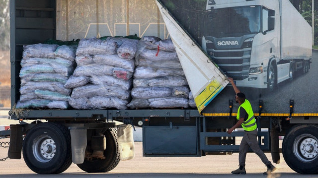 Un camion transportant de l'aide humanitaire traverse le point de passage de Kerem Shalom entre le sud d'Israël et la bande de Gaza, le 22 mai 2025.