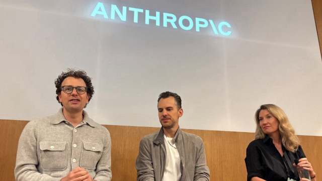 Dario Amodei, PDG d'Anthropic, Mike Krieger, chef de produit, et Sasha de Marigny, responsable de la communication, donnent une conférence de presse lors de la première conférence des développeurs d'Anthropic à San Francisco, en Californie, le 22 mai 2025.