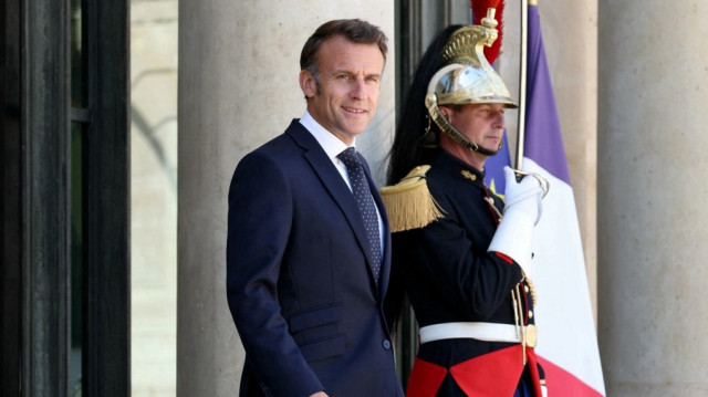 Le président français Emmanuel Macron regarde avant d'accueillir le président du Congo au palais présidentiel de l'Élysée à Paris, le 23 mai 2025.