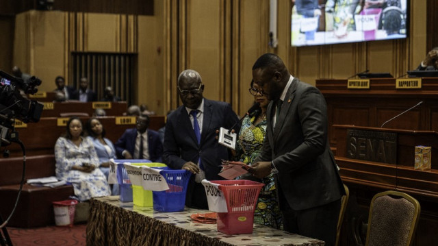 Les sénateurs de la République démocratique du Congo (RDC) votent la levée de l'immunité de l'ancien président de la RDC, Joseph Kabila, à Kinshasa le 22 mai 2025.