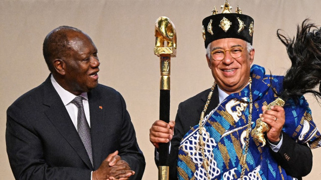 Le président de la Côte d'Ivoire Alassane Ouattara (G) et le président du Conseil européen Antonio Costa (D) réagissent lors de la cérémonie de remise du Prix Félix Houphouët-Boigny pour la recherche de la paix à Abidjan, le 22 mai 2025.