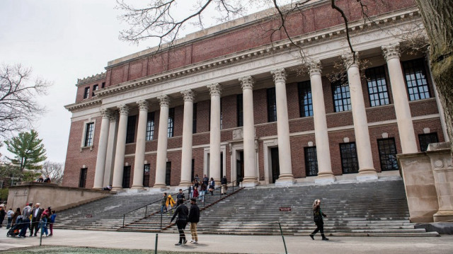 Des personnes entrent et sortent de la Harry Elkins Widener Memorial Library sur le campus de l'université de Harvard à Cambridge, Massachusetts, le 15 avril 2025.