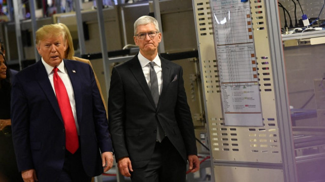  Le président américain Donald Trump (G) et le PDG d'Apple Tim Cook visitent l'usine de fabrication d'ordinateurs Flextronics où sont assemblés les Mac Pros d'Apple à Austin, au Texas, le 20 novembre 2019.