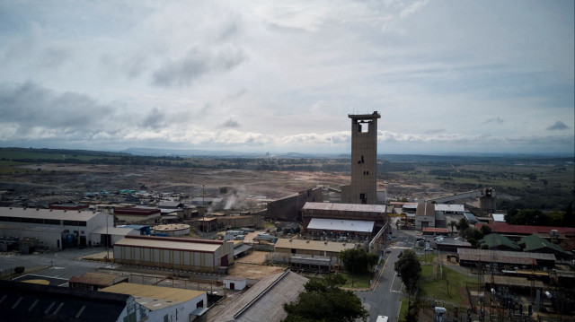 Environ 300 mineurs sont actuellement bloqués sous terre dans la mine Kloof de Sibanye-Stillwater, située à Westonaria, Johannesburg.