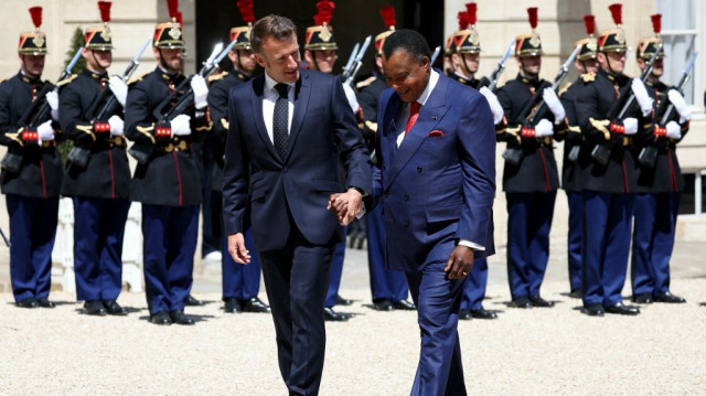 Le président français Emmanuel Macron (G) accueille le président du Congo Denis Sassou N'Guesso au palais présidentiel de l'Élysée à Paris le 23 mai 2025.