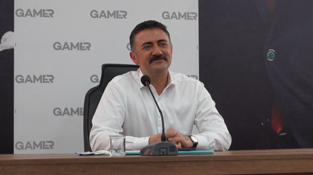Tunceli Valisi Bülent Tekbıyıkoğlu, kurum amirleri ve güvenlik personeli vedalaşarak kentten ayrıldı.