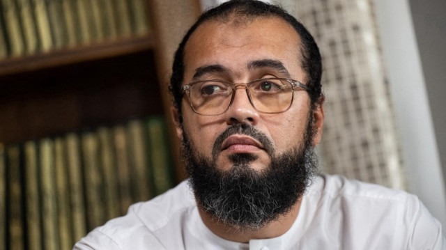 L'imam de la mosquée des Bleuets, l'imam Ismail, tient une conférence de presse dans les locaux voisins de la mosquée, à Marseille, dans le sud de la France, le 9 septembre 2024, après que le préfet de police des Bouches-du-Rhône a informé la mosquée des Bleuets de son intention de la fermer, considérant que des "propos légitimant la violence" y ont été exprimés pendant des années. 