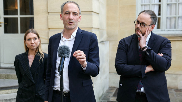 Le co-président du parti français de centre-gauche Place Publique (PP) Raphael Glucksmann (C), flanqué de la co-présidente du parti français de centre-gauche Place Publique (PP) Aurore Lalucq (G) et du député socialiste et apparenté Aurelien Rousseau (D), s'adresse à la presse après une réunion pour discuter du vote proportionnel avec le Premier ministre français à l'Hôtel Matignon à Paris, le 23 mai 2025.