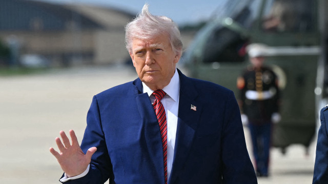 Le président américain Donald Trump salue en marchant pour monter à bord d'Air Force One avant son départ de la base conjointe Andrews dans le Maryland, le 23 mai 2025, alors qu'il se rend dans le New Jersey pour le week-end.
