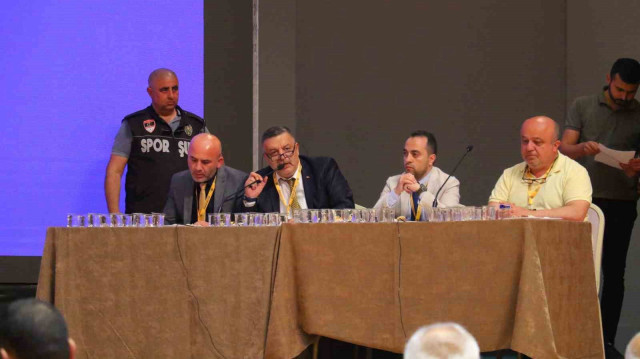 Bent Ahlat, kürsüde açıklamalarda bulundu.
