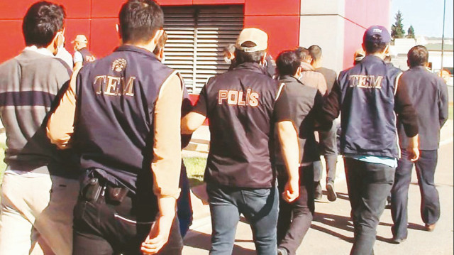 Gözaltına alınan bazı şahısların ise daha önce etkin pişmanlıktan yararlanan örgüt üyeleri tarafından verdiği ifadeler üzerine yakalandığı öğrenildi.