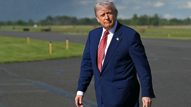 Le président américain Donald Trump débarque d'Air Force One à son arrivée à l'aéroport municipal de Morristown, dans le New Jersey, le 23 mai 2025, alors qu'il se rend dans le New Jersey pour le week-end. Trump se rendra au Trump National Golf Club à Bedminster, dans le New Jersey.