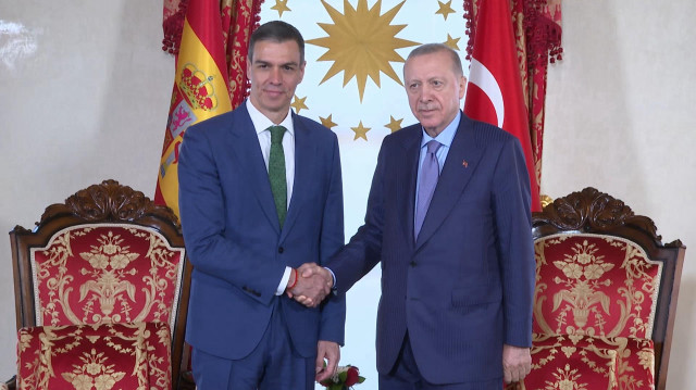 Le président Recep Tayyip Erdoğan a reçu le Premier ministre espagnol Pedro Sanchez, qu'il a accueilli lors d'une cérémonie officielle, au bureau de travail présidentiel de Dolmabahçe à Istanbul. Au cours de la réunion, les relations bilatérales entre la Türkiye et l'Espagne ainsi que les questions régionales et mondiales ont été abordées. Le président Erdoğan a déclaré que des efforts sont en cours pour augmenter le volume des échanges commerciaux entre la Türkiye et l'Espagne, et que les deux pays continueront à faire des efforts pour faire progresser leur coopération dans de nombreux domaines, en particulier dans l'industrie de la défense et le transport.