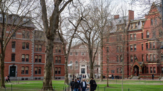 Des personnes traversent Harvard Yard sur le campus de l'université Harvard à Cambridge, Massachusetts, le 15 avril 2025. L'administration du président américain Donald Trump a révoqué jeudi le droit de Harvard d'inscrire des étudiants étrangers - plus d'un quart de ses effectifs annuels - dans une escalade majeure de la lutte du président avec l'une des universités les plus célèbres du monde. Trump est furieux contre Harvard, qui a produit 162 lauréats du prix Nobel, parce qu'elle a rejeté sa demande de se soumettre à un contrôle des admissions et de l'embauche, après avoir affirmé qu'elle était un foyer d'antisémitisme et d'idéologie libérale "réveillée".