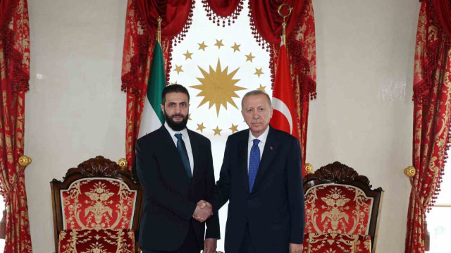 Le président turc Recep Tayyip Erdoğan a rencontré le président syrien Ahmed Shara au Bureau de Dolmabahçe à İstanbul.