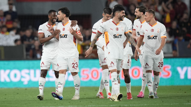 Trendyol Süper Lig'in 37. haftasında Göztepe ile Galatasaray, Gürsel Aksel Stadı'nda karşılaştı. Galatasaray oyuncusu Kaan Ayhan (23) gol sevincini takım arkadaşları ile paylaştı.