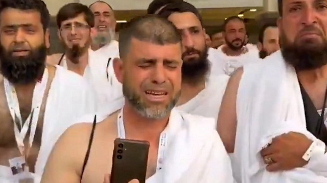 Suriyeli hacılar Kabe'de duygusal anlar yaşadı