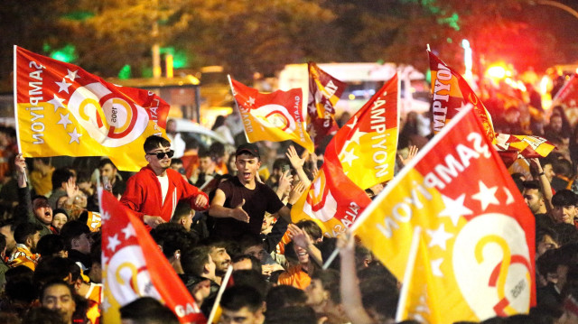 Galatasaraylı taraftarlar, Süper Lig 2024-2025 sezonunda takımlarının şampiyon olmasını kutluyor.