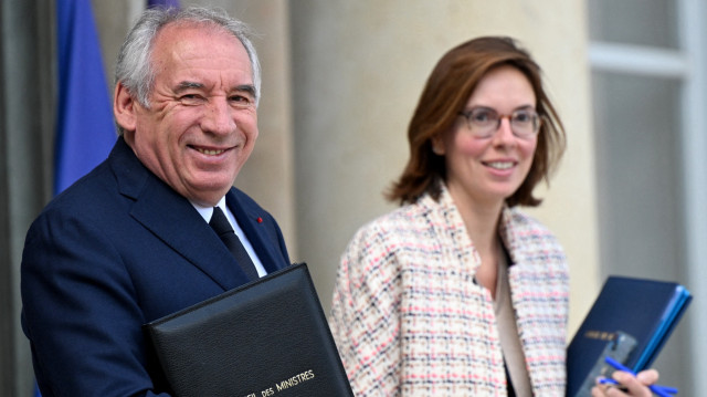 Le Premier ministre français François Bayrou (G) et la ministre française en charge des comptes publics Amélie de Montchalin quittent le Palais présidentiel de l'Élysée après la réunion hebdomadaire du cabinet, le 23 mai 2025.
