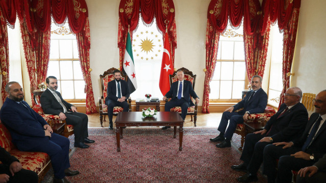 Cette photo prise et diffusée par le service de presse présidentiel turc à Istanbul, Türkiye, le 24 mai 2025, montre le président turc Recep Tayyip Erdogan (C-D) et le président syrien devenu intérimaire Ahmed al-Sharaa (C-L) posant lors de leur rencontre.