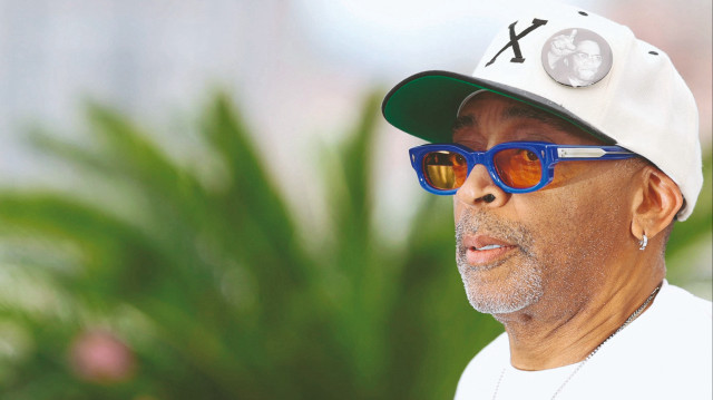 Ünlü yapımcı ve yönetmen Spike Lee, Cannes Film Festivali’nde bir basın Toplantısına giderken bu şekilde fotoğraflanıyor. 19 Mayıs 2025 Malcolm X’in 100. doğum günüydü. Lee’nin imzasını taşıyan Malcolm X filmi bir nesle bu önemli İnsanı anlatan hikaye olmuştu. Şapkasındaki rozette Malcolm bugüne selam veriyor.