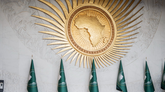 Vue générale du logo et des drapeaux de l'Union africaine lors du 38e sommet de l'Union africaine (UA), au cours duquel les dirigeants éliront un nouveau chef de la Commission de l'UA, au siège de l'UA à Addis-Abeba, le 15 février 2025.