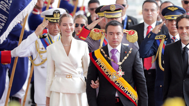 Le président réélu de l'Équateur, Daniel Noboa (C), et son épouse, la première dame Lavinia Valbonesi (G), accompagnés du chef du protocole du président, Mario Gallegos (D), reçoivent les honneurs à leur entrée au palais Carondelet après son investiture à l'Assemblée nationale à Quito, le 24 mai 2025. Noboa, 37 ans, a prêté serment samedi pour un nouveau mandat qui s'étendra jusqu'en 2029 dans un pays en proie à la violence malgré sa politique de fermeté contre le trafic de drogue.