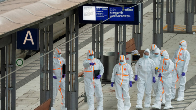 Des agents de la police scientifique enquêtent sur le quai de la gare centrale de Hambourg où au moins 12 personnes ont été blessées lors d'une attaque au couteau, le 23 mai 2025. Une attaque au couteau dans la gare principale de la ville allemande de Hambourg a fait au moins 12 blessés, dont certains sont en danger de mort, ont indiqué les services d'urgence locaux.