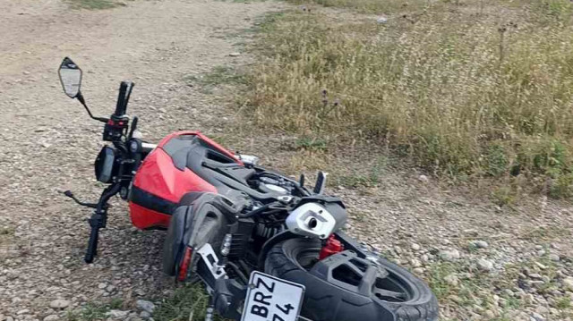 Manavgat'ta motosiklete çarpmamak için fren yaptığı sırada devrilen motosikletin sürücüsü yaralandı.