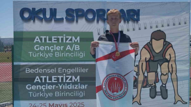Ahmet Melih Saraç, okulunun flamasıyla poz verdi. 