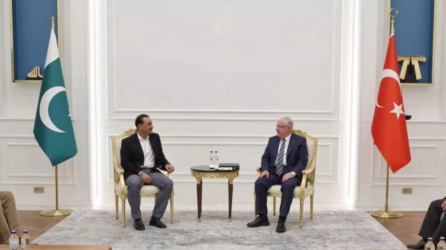 وزير الدفاع التركي يلتقي قائد القوات البرية الباكستاني بإسطنبول