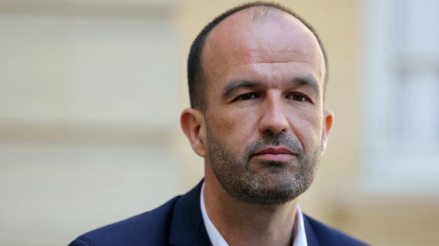 Le coordinateur national du parti de gauche français La France Insoumise (LFI), Manuel Bompard, s'adresse à la presse après une réunion avec le Premier ministre français pour discuter d'une réforme potentielle introduisant la proportionnalité dans le mode de scrutin pour l'élection des membres de l'Assemblée nationale, chambre basse du Parlement français, à l'hôtel Matignon, bureau du Premier ministre, à Paris, le 6 mai 2025.
