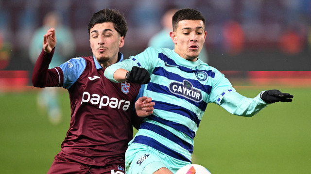 Ziraat Türkiye Kupası A Grubu'nda Trabzonspor ile Çaykur Rizespor, Papara Park'ta karşılaştı. Bir pozisyonda, Trabzonsporlu futbolcu Cihan Çanak (solda) rakibi Ayberk Karapo ile mücadele etti.