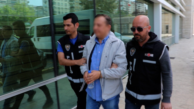 Samsun İl Emniyet Müdürlüğü Kaçakçılık ve Organize Suçlarla Mücadele Şube Müdürlüğü (KOM) ekipleri düzenlediği operasyonda bir otomobilde 17 ruhsatsız tabanca ile 5 bin 670 mermi buldu.