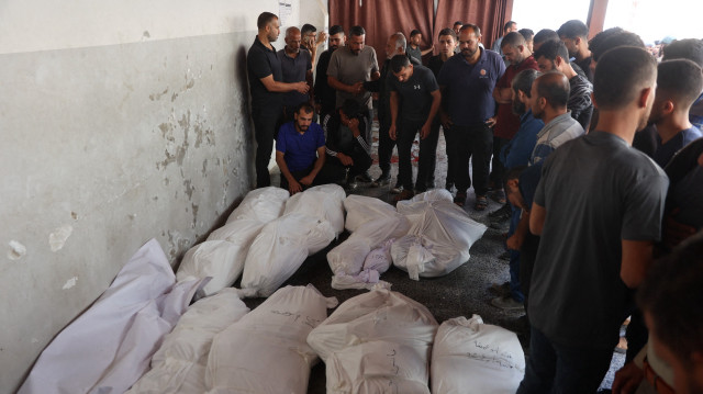 Des Palestiniens font leurs adieux à leurs proches à l'hôpital arabe Al-Ahli de la ville de Gaza, également connu sous le nom d'hôpital baptiste, après une frappe aérienne israélienne qui a touché une école de l'UNRWA, servant d'abri aux personnes qui ont quitté leurs maisons dans le territoire palestinien assiégé, le 20 mai 2025. L'agence de défense civile de Gaza a déclaré que les frappes israéliennes avaient tué au moins 44 personnes le 20 mai dans la bande de Gaza ravagée par la guerre, où Israël a intensifié une offensive militaire visant, selon lui, à écraser le Hamas.