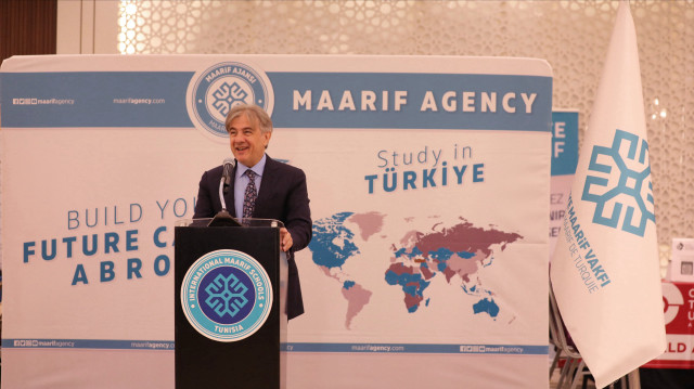 L'Agence Maarif, affiliée à la Fondation Türkiye Maarif (TMV), a organisé un "Salon éducatif des universités turques" dans la capitale tunisienne pour promouvoir les universités turques auprès des étudiants locaux. L'événement, qui s'est tenu à Tunis, a été inauguré en présence de l'ambassadeur de Türkiye en Tunisie, Ahmet Misbah Demircan, du membre du conseil d'administration de la TMV, le professeur Mehmet Ozkan, de recteurs de plusieurs universités turques, ainsi que de représentants d'institutions turques en Tunisie, d'étudiants et de leurs familles. Dans une déclaration à Anadolu (AA), l'ambassadeur Demircan a souligné l'importance pour les étudiants étrangers de choisir la Türkiye pour leurs études, notant que 350 000 étudiants internationaux y sont actuellement inscrits.