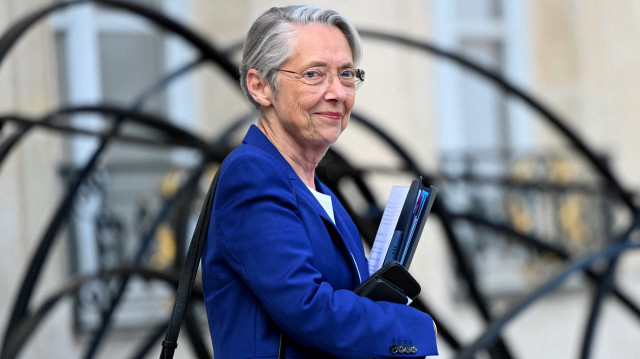 La ministre française de l'éducation, de l'enseignement supérieur et de la recherche, Elisabeth Borne, quitte le Palais présidentiel de l'Élysée après la réunion hebdomadaire du cabinet, le 23 mai 2025.