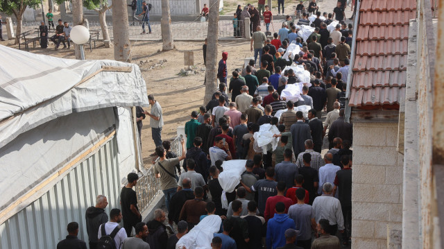 Des Palestiniens en deuil marchent dans le cortège funèbre de parents tués lors d'une frappe aérienne israélienne qui a touché une école de l'UNRWA, servant d'abri aux personnes qui ont quitté leurs maisons dans le territoire palestinien assiégé, dans l'enceinte de l'hôpital arabe Al-Ahli de la ville de Gaza, également connu sous le nom d'hôpital baptiste, le 20 mai 2025. L'agence de défense civile de Gaza a déclaré que les frappes israéliennes avaient tué au moins 44 personnes le 20 mai dans la bande de Gaza ravagée par la guerre, où Israël a intensifié une offensive militaire visant, selon lui, à écraser le Hamas.
