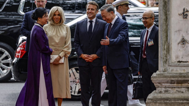 Le président français Emmanuel Macron (2e à droite), son épouse Brigitte Macron (2e à gauche), le secrétaire général du Parti communiste vietnamien To Lam (à droite) et son épouse Ngo Phuong Ly (à gauche) arrivent pour un déjeuner au Temple de la littérature à Hanoï, le 26 mai 2025.