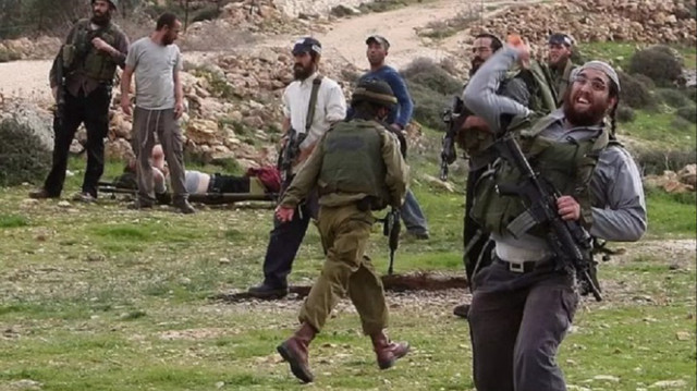 الضفة.. مستوطنون يهاجمون عائلة فلسطينية ويستولون على مأواها